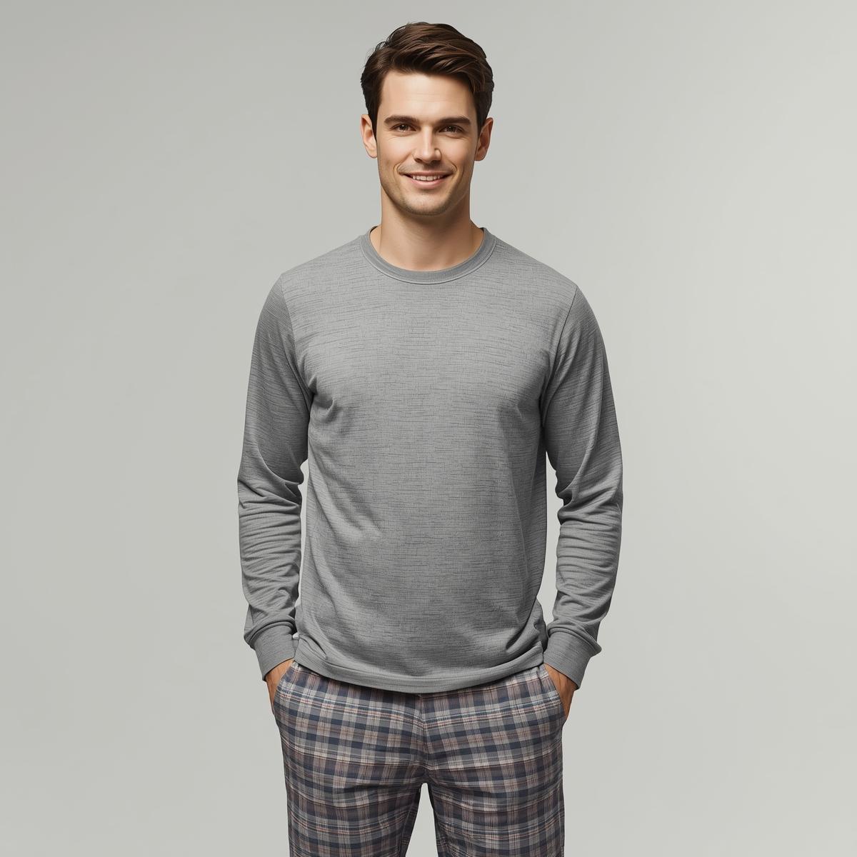 Piżamy męskie – mężczyzna w piżamie na jasnym tle